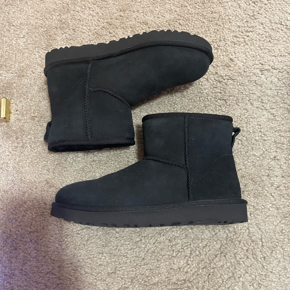 WOMENS BLACK SHORT UGGS SIZE 8